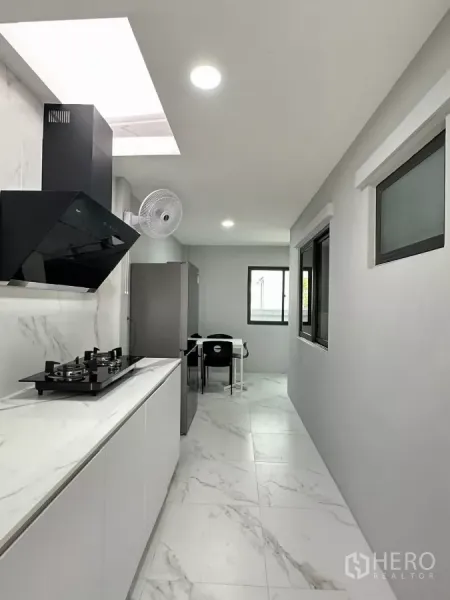 บ้าน ให้เช่าหรือขายในKhlong Toei, Bangkok - ครัวไทยแยกส่วน เตาแก๊สและเครื่องดูดควัน พื้นที่โปร่งสว่างด้วยสกายไลท์ เคาน์เตอร์ลายหินอ่อน.