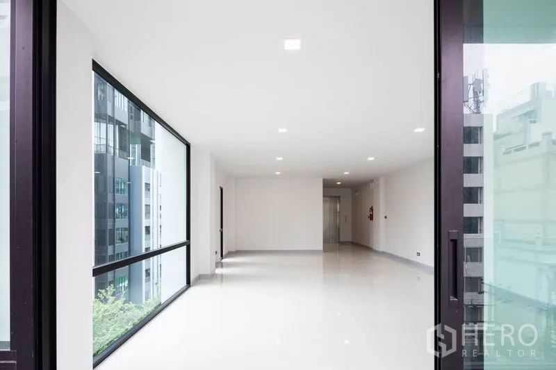 สำนักงานที่บ้าน ให้เช่าในBang Rak, Bangkok - พื้นที่สำนักงานชั้นบน พร้อมหน้าต่างพาโนรามาและวิวเมือง