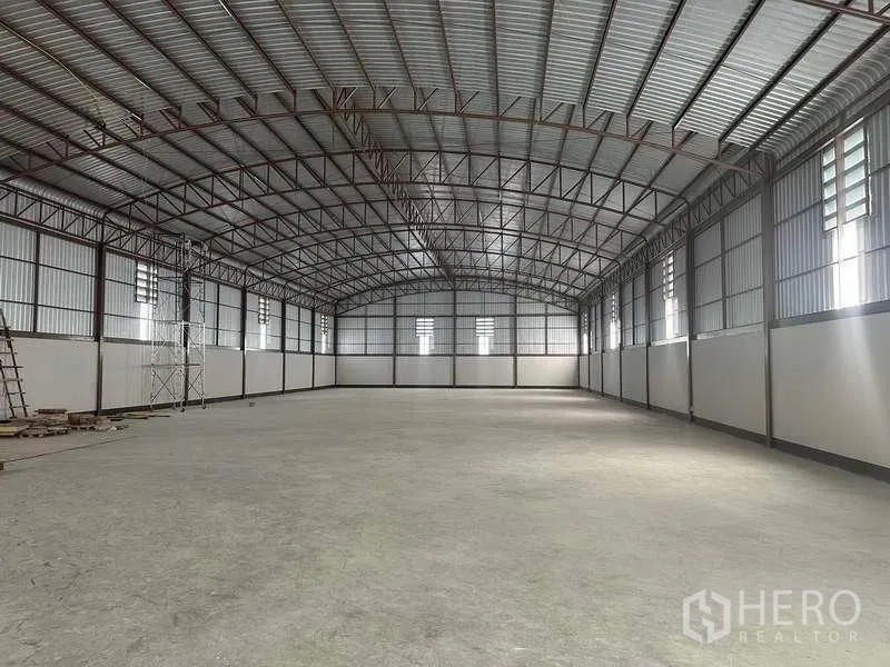 工厂 出租或出售在Sai Noi, Nonthaburi - 高挑钢结构仓库，带通风窗与抛光混凝土地面。
