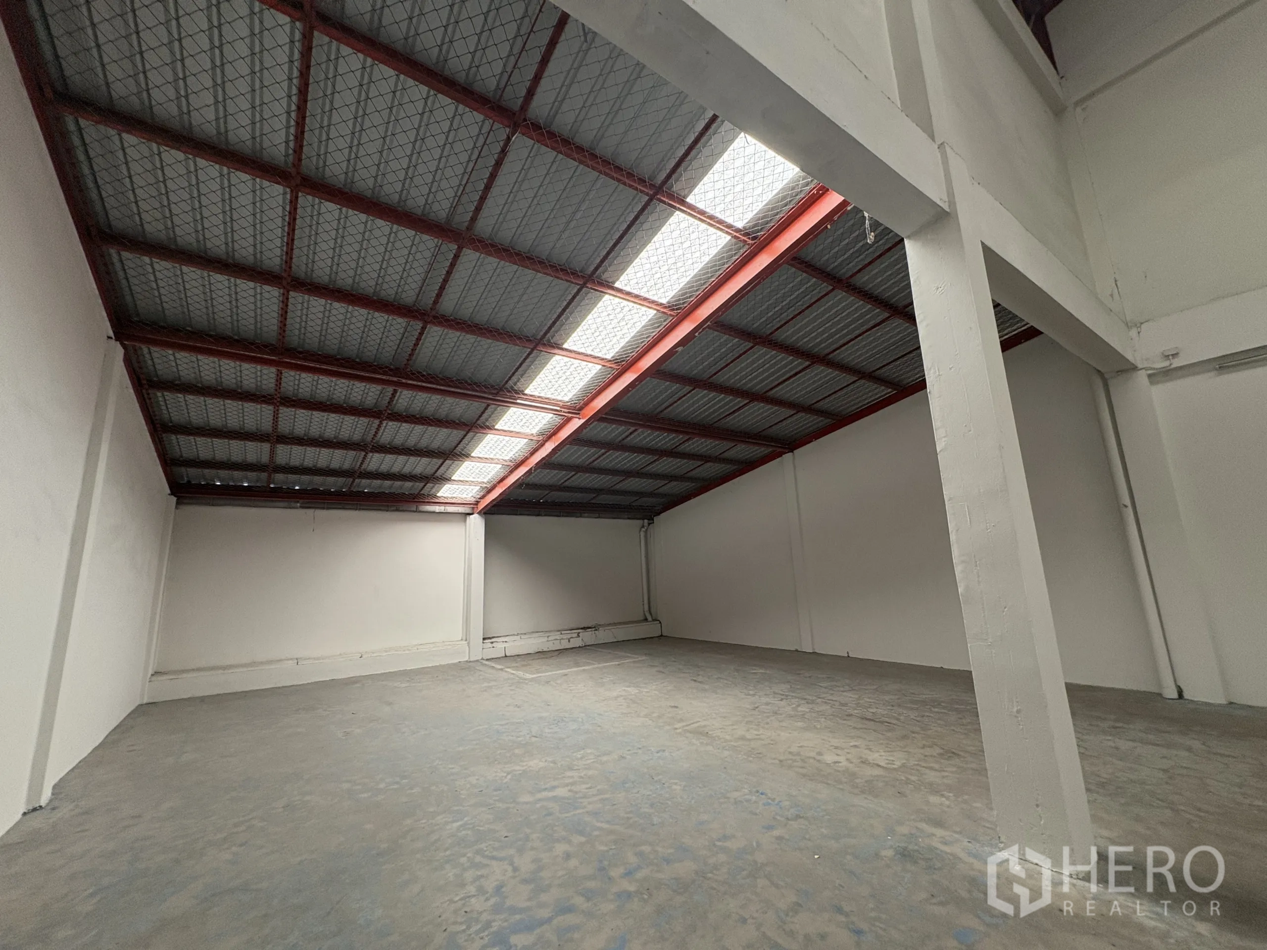 โรงงาน ให้เช่าในPhra Samut Chedi, Samut Prakan - พื้นที่ชั้นลอยใต้หลังคาเมทัลชีท มีช่องรับแสงธรรมชาติ