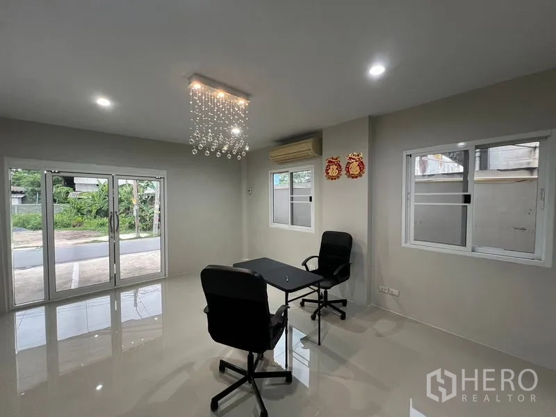 คลังสินค้า ให้เช่าในPrawet, Bangkok - พื้นที่ต้อนรับลูกค้า โคมไฟระย้าและประตูกระจกบานเลื่อน