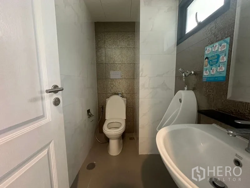 สำนักงานที่บ้าน ให้เช่าในSuan Luang, Bangkok - พื้นที่สำนักงานฝ้าเพดานต่ำ กว้างขวาง พร้อมฉากกั้นกระจกฝ้า