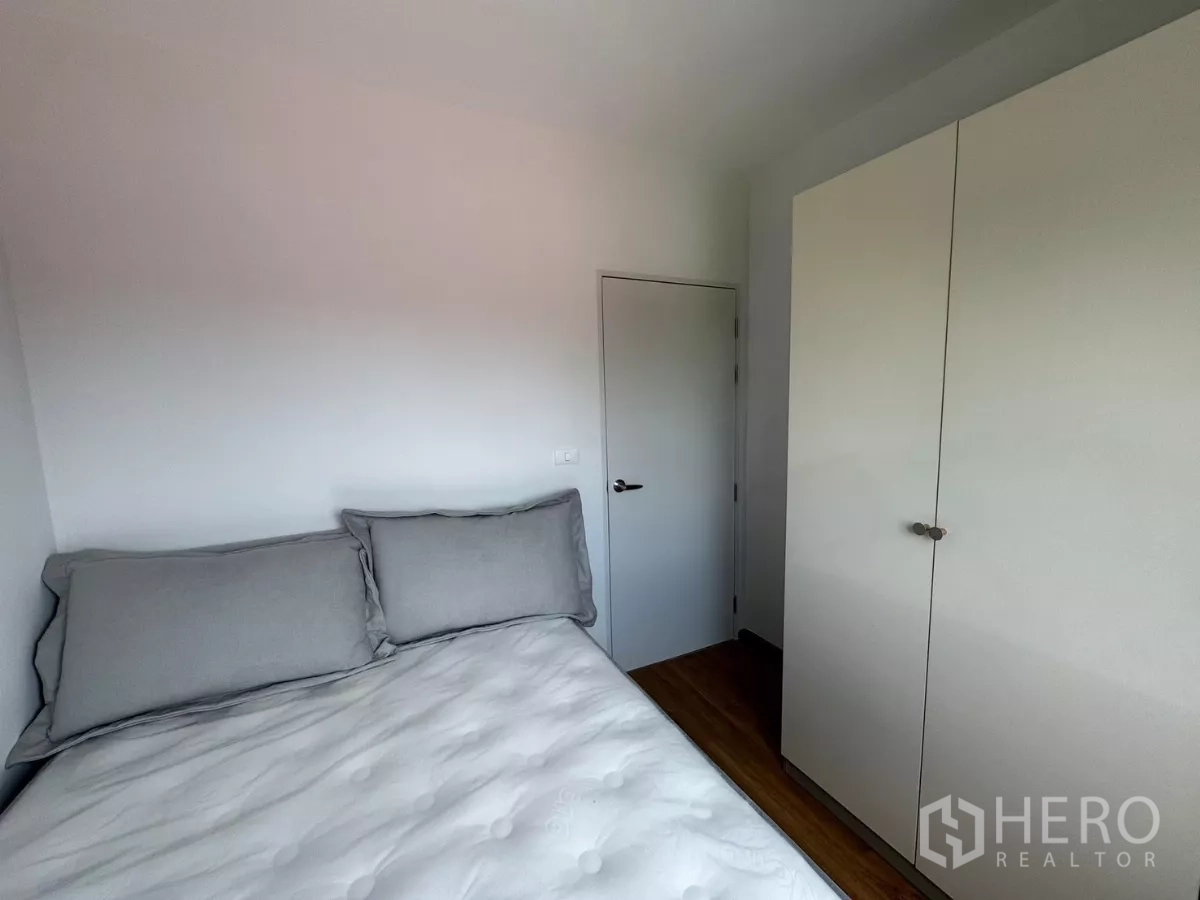 ทาวน์เฮาส์ ให้เช่าในBang Phli, Samut Prakan - ห้องนอนขนาดกะทัดรัดพร้อมเตียงและตู้เสื้อผ้าบานสูง