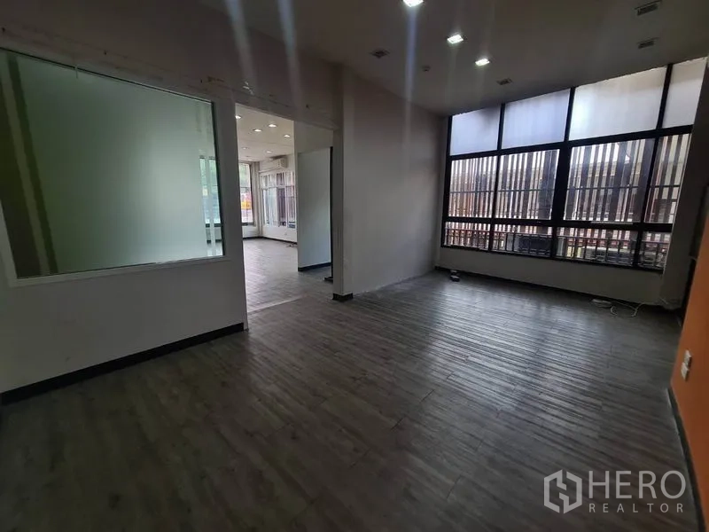 零售空间 出租在Watthana, Bangkok - 后区配磨砂玻璃隔断与高窗栅格。