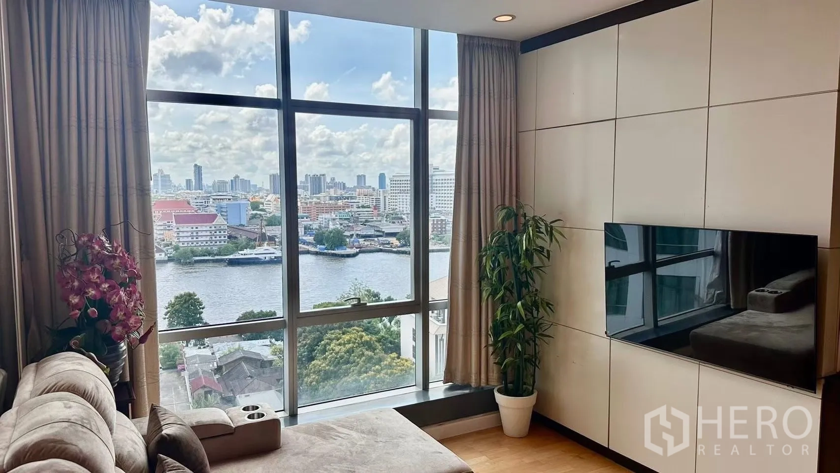公寓 for rent in Khlong San, Bangkok - 落地窗近景，可观昭拍耶河与城市天际线。