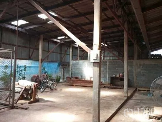 บ้าน ขายในBang Na, Bangkok - พื้นที่สไตล์โกดังหลังคาเมทัลชีท มีช่องระบายอากาศและมุมเก็บของภายในรั้ว