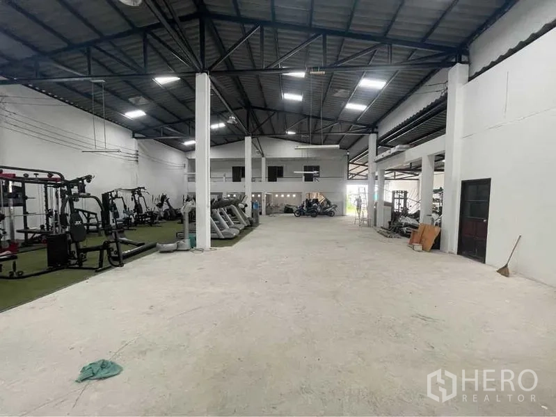 คลังสินค้า ขายในLam Luk Ka, Pathum Thani - ฮอลล์โกดังแบบเปิด โครงหลังคาเหล็ก แสงสว่างจากสกายไลท์ พร้อมอุปกรณ์ฟิตเนสเรียงด้านข้าง