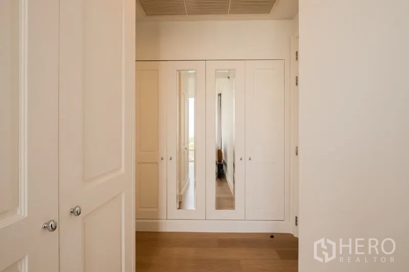 公寓 出售 - 走廊内置衣柜，带全身镜门板