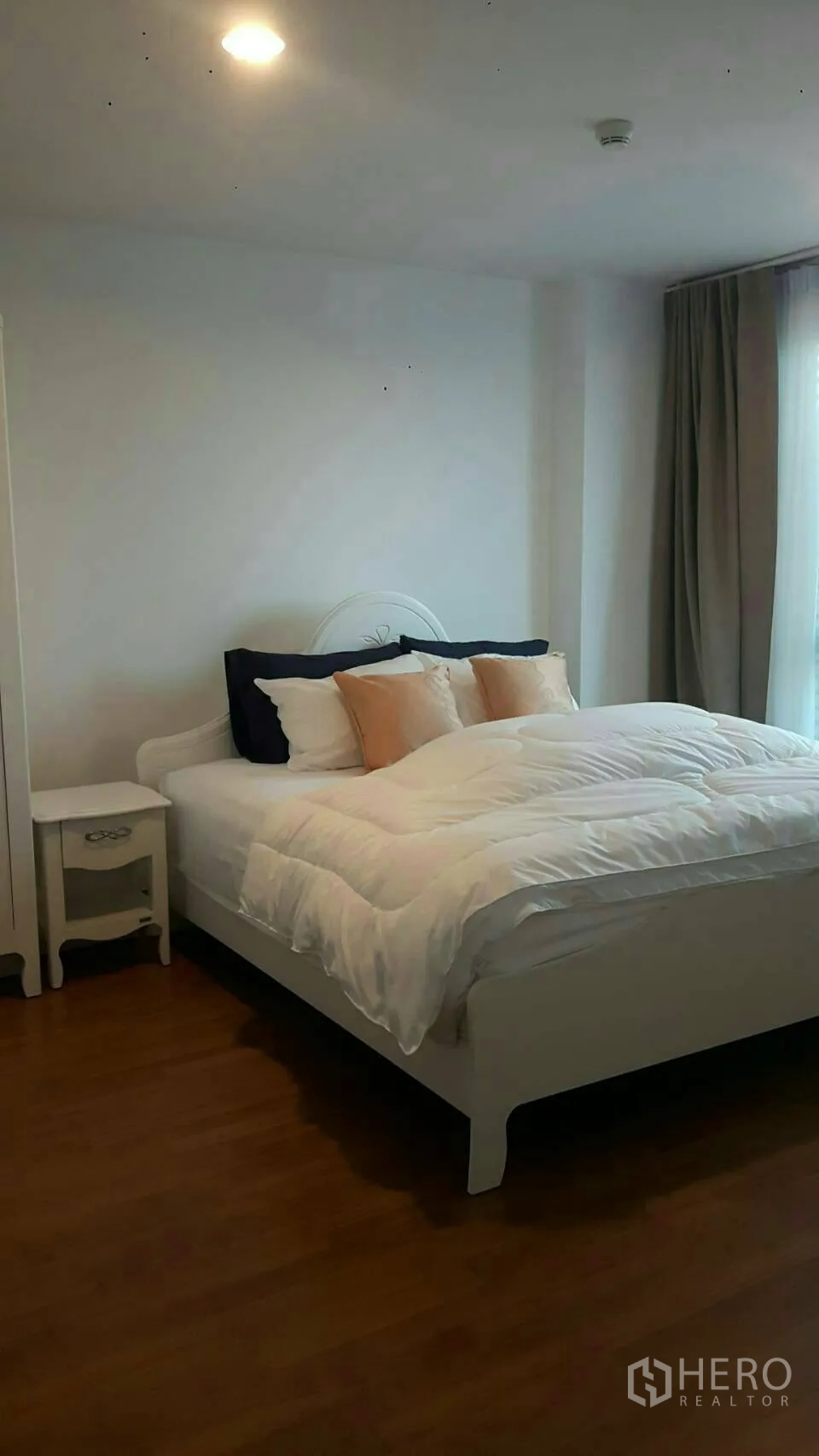 คอนโด ให้เช่าในPhaya Thai, Bangkok - ห้องนอนใหญ่เตียงควีน เครื่องนอนนุ่ม โต๊ะข้าง และหน้าต่างสูงจรดพื้น