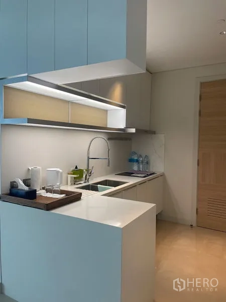 คอนโด ให้เช่าในPathum Wan, Bangkok - ครัวทันสมัย ตู้สีขาว เคาน์เตอร์ พร้อมไฟใต้ตู้