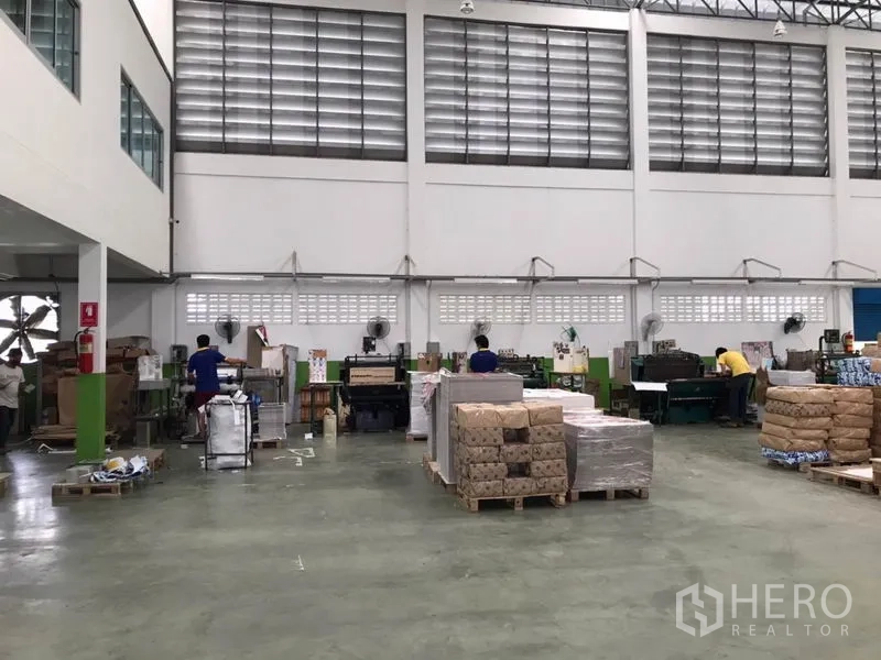 工厂 出售在Pak Kret, Nonthaburi - 高挑生产车间，机器、托盘与通风百叶