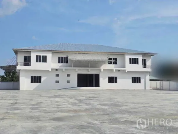 คลังสินค้า ให้เช่าในMueang Samut Prakan, Samut Prakan - อาคารโกดังสองชั้นพร้อมลานคอนกรีตกว้างสำหรับรถบรรทุก