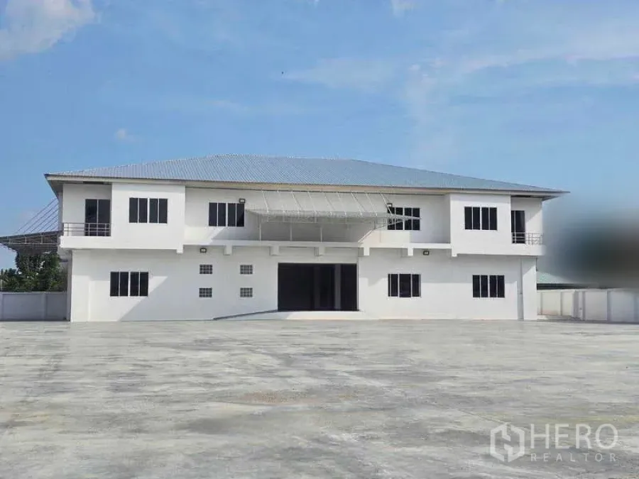 คลังสินค้า ให้เช่าในMueang Samut Prakan, Samut Prakan - อาคารโกดังสองชั้นพร้อมลานคอนกรีตกว้างสำหรับรถบรรทุก