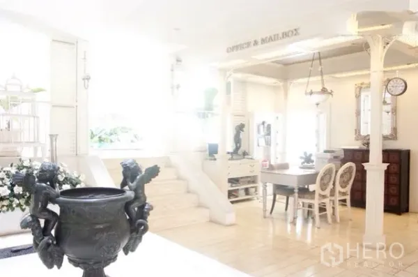 คอนโด ให้เช่าหรือขายในWatthana, Bangkok - ล็อบบี้สว่างตกแต่งโทนขาว พร้อมพื้นที่จดหมายและบันได