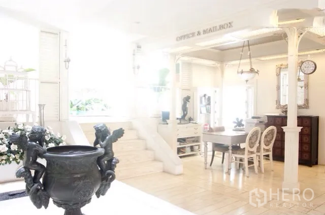 คอนโด ให้เช่าหรือขายในWatthana, Bangkok - ล็อบบี้สว่างตกแต่งโทนขาว พร้อมพื้นที่จดหมายและบันได