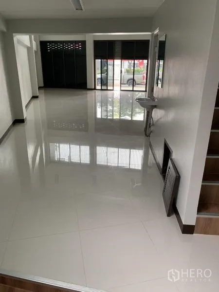 อาคารพาณิชย์ ให้เช่าในSuan Luang, Bangkok - พื้นที่ชั้นล่างแบบเปิดโล่ง พื้นกระเบื้องเงา หน้าร้านกระจก พร้อมอ่างล้างมือ