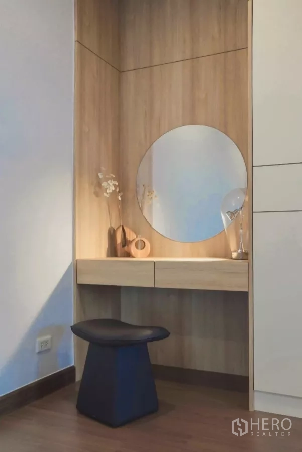 独立式住宅 出租在Bang Phli, Samut Prakan - 卧室内嵌化妆台，圆镜与抽屉配凳子。