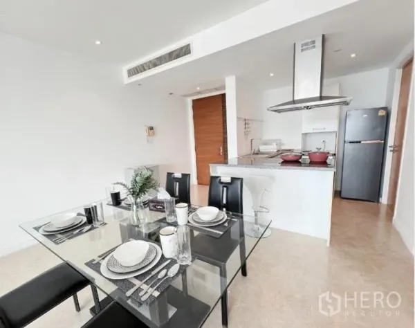 คอนโด ขายในWatthana, Bangkok - โต๊ะทานอาหารกระจกข้างครัวสีขาวพร้อมฮู้ดสแตนเลส