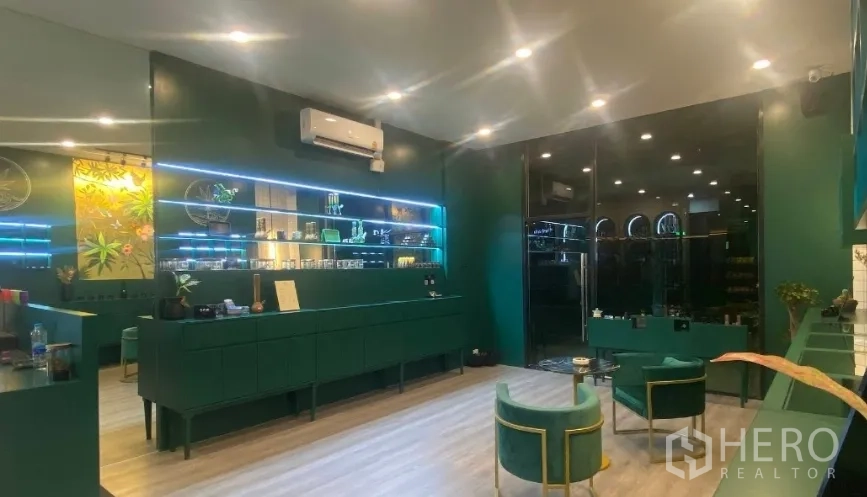 พื้นที่ขายปลีก ให้เช่าในWatthana, Bangkok - พื้นที่ขายสว่างไสว ชั้นไฟ LED เพดานฝังดาวน์ไลท์ และประตูกระจกเข้าออก