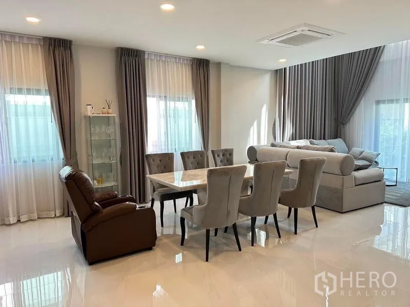 独立式住宅 出租在Bang Phli, Samut Prakan - 采光充足的餐厅，大理石餐桌八座与纱帘窗户。