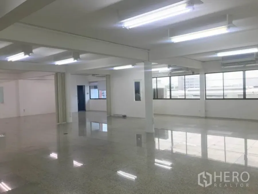 办公空间 出租在Suan Luang, Bangkok - 明亮的开放式办公室，抛光石材地面、大窗户与日光灯，位于曼谷素安鲁昂。