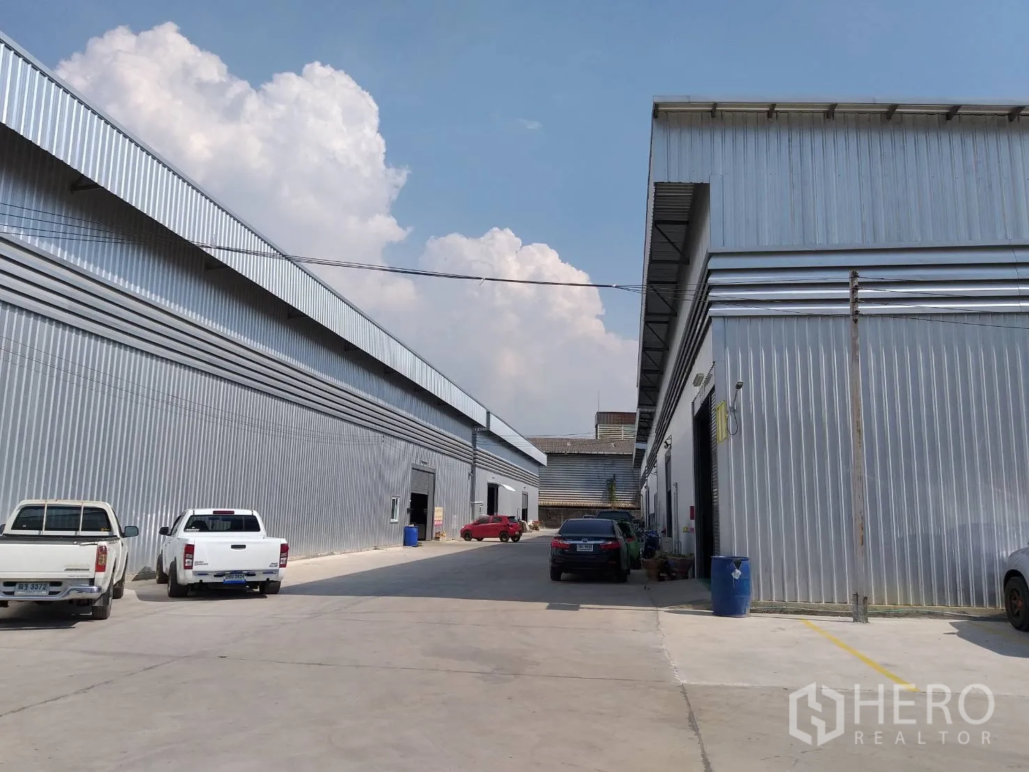 คลังสินค้า ให้เช่าในBang Phli, Samut Prakan - ถนนภายในระหว่างแถวโกดัง มีที่จอดรถและจุดเข้าออก