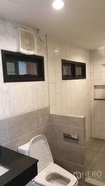 ทาวน์เฮาส์ ให้เช่าหรือขายในKhlong Toei, Bangkok - ห้องน้ำพร้อมเคาน์เตอร์อ่างล้างหน้า พัดลมระบายอากาศ และพื้นที่อาบน้ำแยก