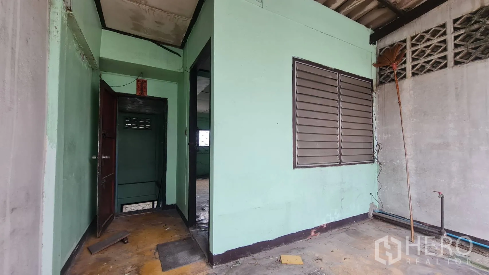 อาคารพาณิชย์ ให้เช่าหรือขายในWatthana, Bangkok - อีกมุมของลานระเบียง เห็นประตูทางเข้าและหน้าต่างบานเกล็ด