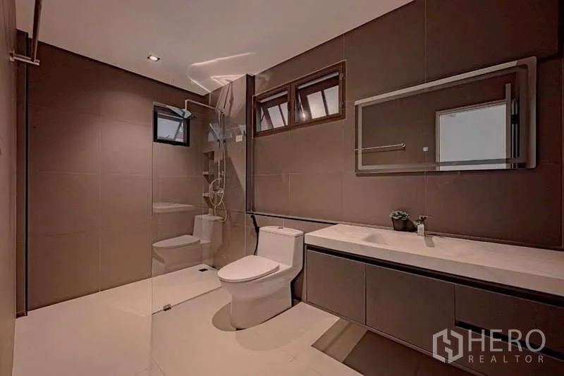 บ้าน ให้เช่าหรือขายในPhra Khanong, Bangkok - ห้องน้ำสไตล์โมเดิร์น กั้นกระจก อ่างล้างหน้าและสุขภัณฑ์
