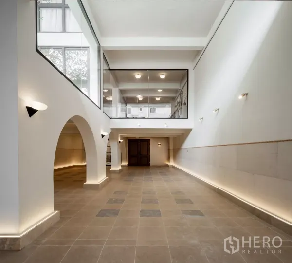 带办公室的家 出售在Phra Khanong, Bangkok - 挑高门厅，拱券结构、地砖与玻璃夹层。