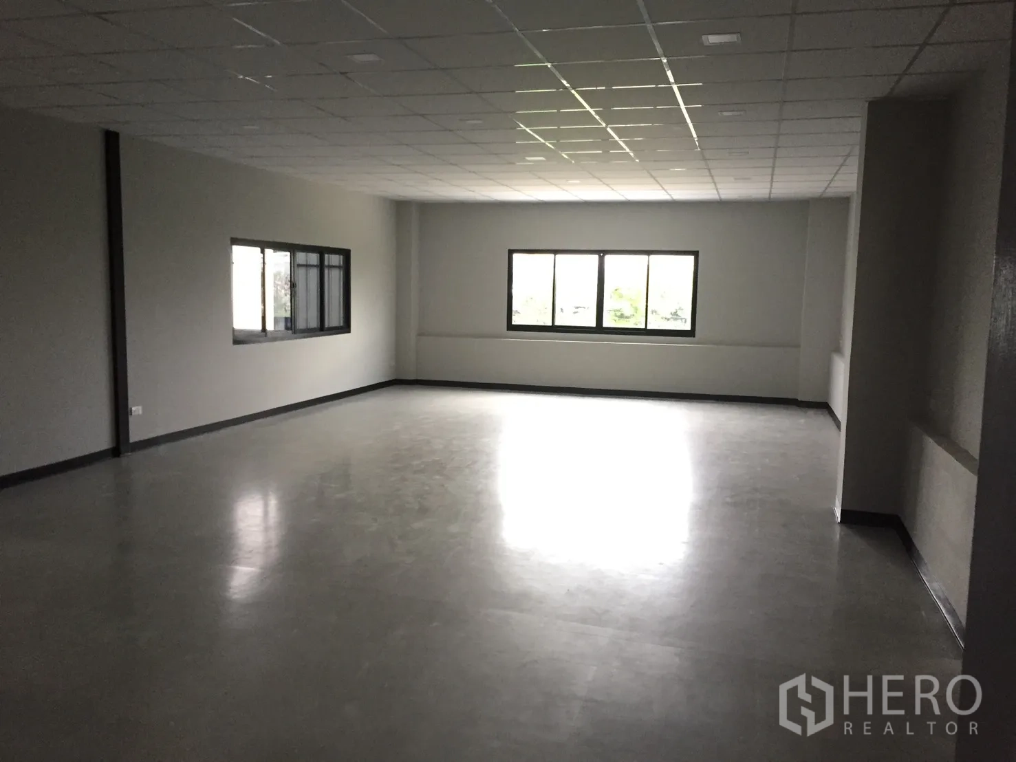 Warehouse for rent in Bang Phli, Samut Prakan - Office room with windows and smooth floor under a grid ceiling.