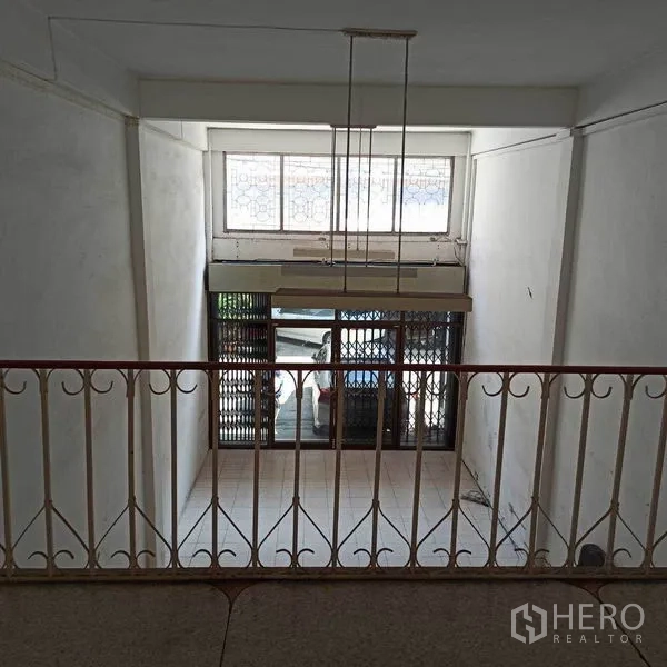 อาคารพาณิชย์ ให้เช่าในKhlong Toei, Bangkok - มุมมองจากชั้นลอยลงสู่หน้าร้านชั้นล่าง มีประตูกระจกและเหล็กดัด