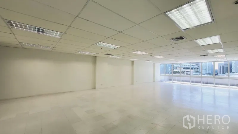 สำนักงาน ให้เช่าในKhlong Toei, Bangkok - มุมมองมุมห้อง แสดงหน้าต่างแนวยาวและไฟฟลูออเรสเซนต์