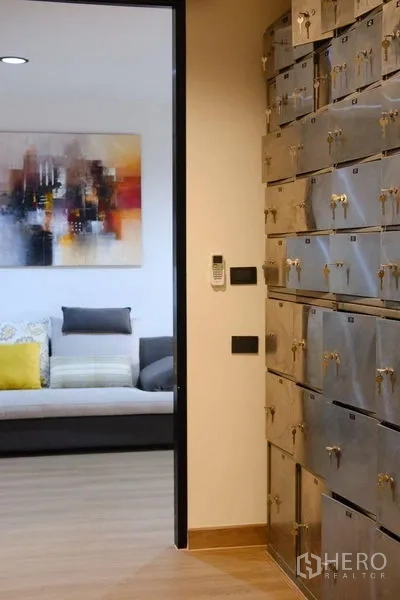 公寓 出租在Bang Rak, Bangkok - 入口走廊，内置金属储物柜与客厅相邻。