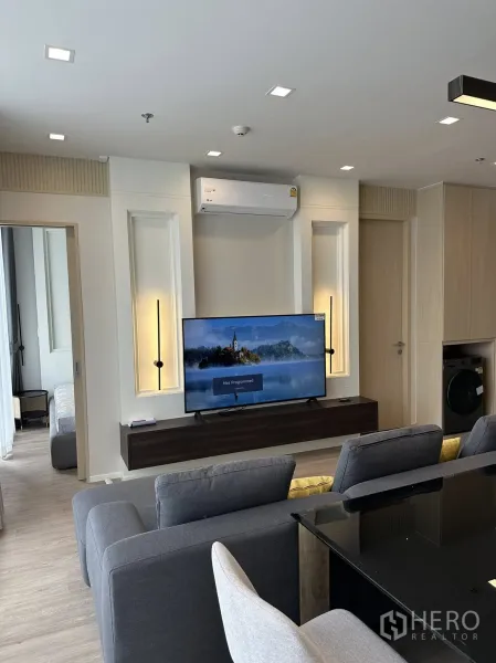 คอนโด ให้เช่าในWatthana, Bangkok - พื้นที่นั่งเล่นหันหน้าไปยังสมาร์ททีวีขนาดใหญ่บนตู้ลอย พร้อมแสงไฟตกแต่ง