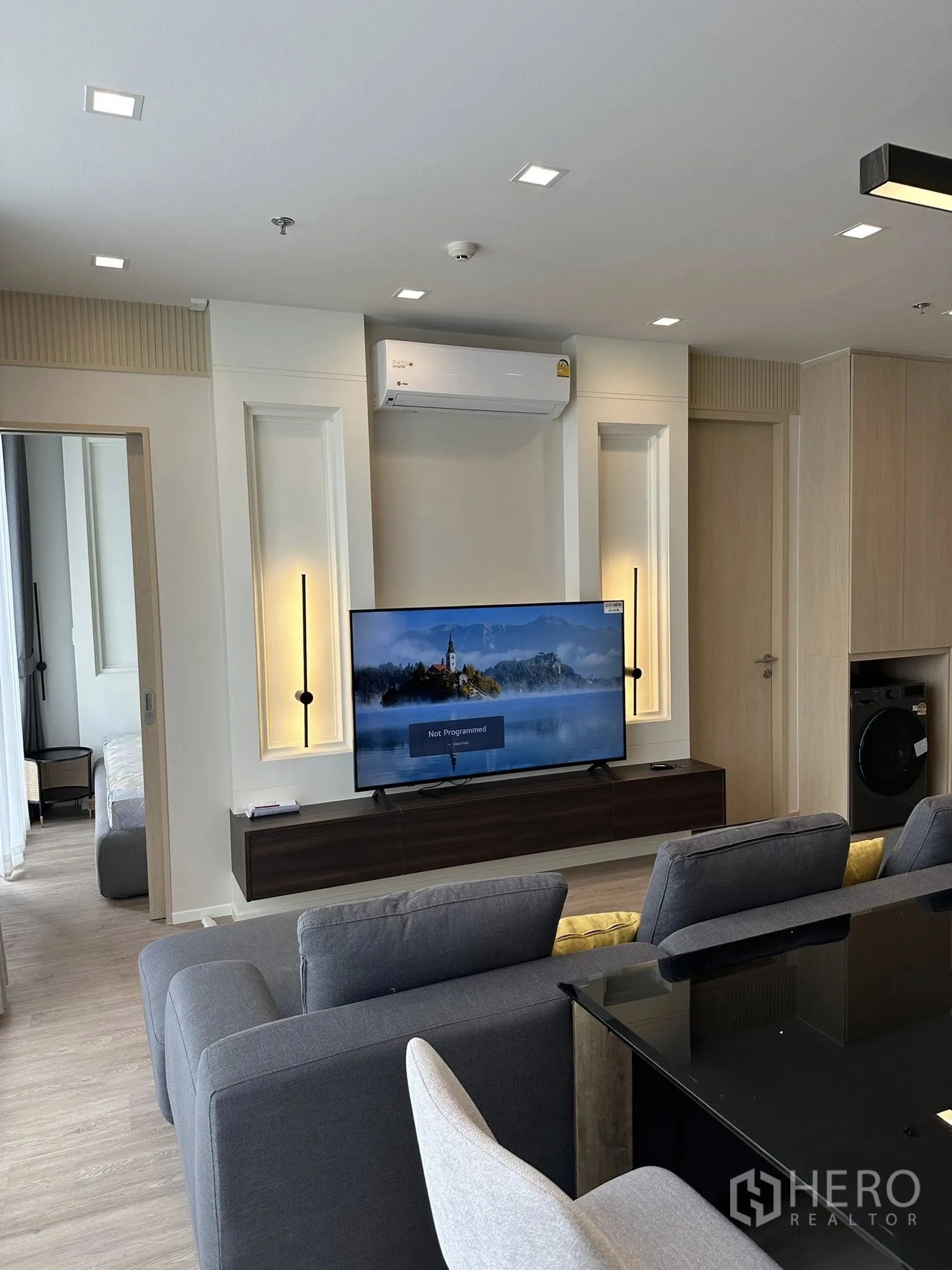 คอนโด ให้เช่าในWatthana, Bangkok - พื้นที่นั่งเล่นหันหน้าไปยังสมาร์ททีวีขนาดใหญ่บนตู้ลอย พร้อมแสงไฟตกแต่ง