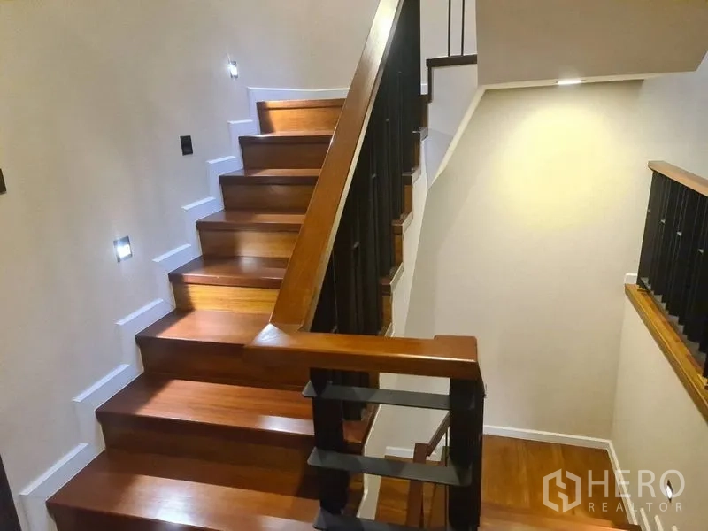 ทาวน์เฮาส์ ให้เช่าในWatthana, Bangkok - บันไดไม้ราวเหล็กสีดำพร้อมไฟบันได ภายในทาวน์เฮ้าส์