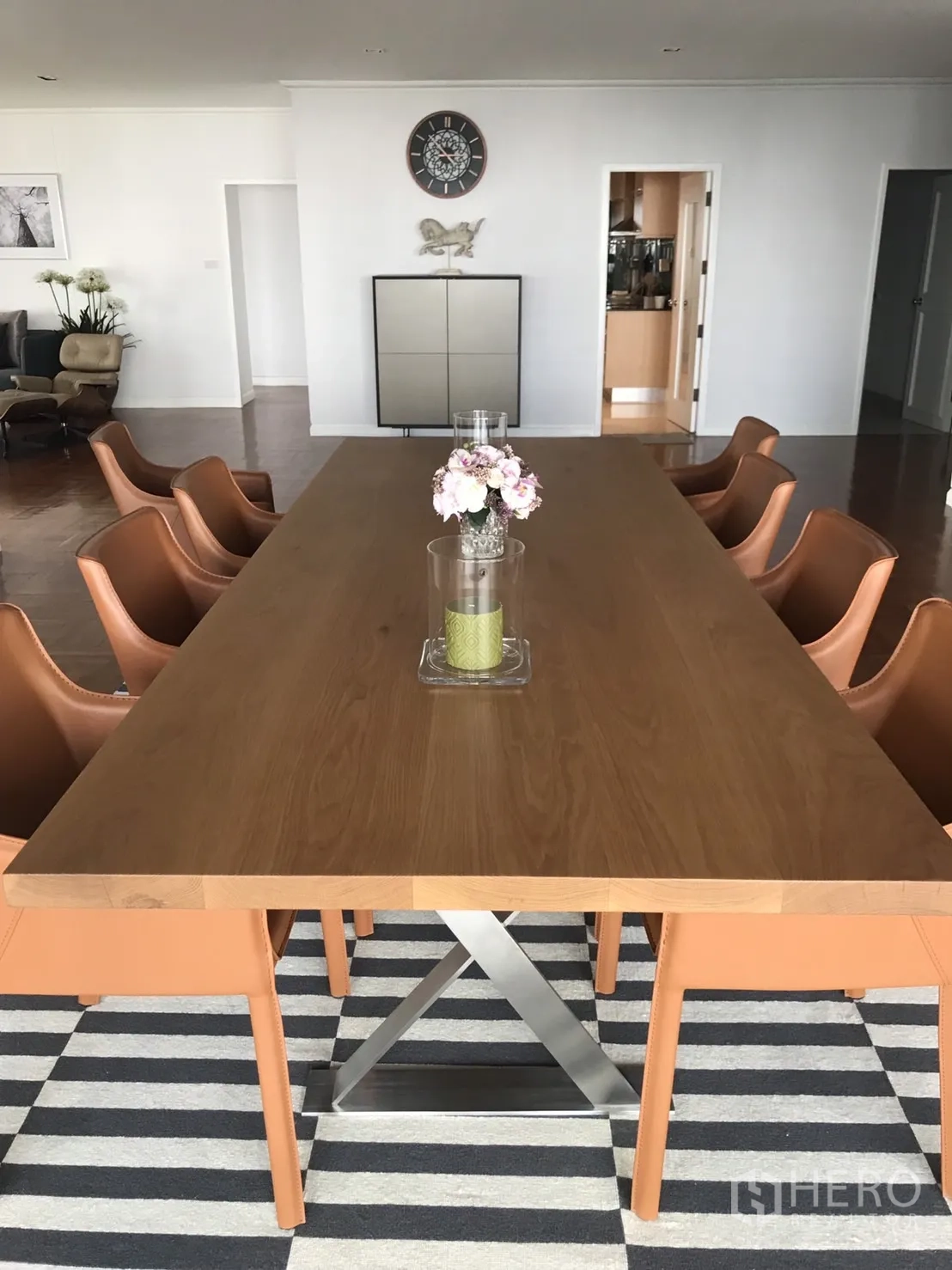 คอนโด ให้เช่าในBangkok - ภาพระยะใกล้ของโต๊ะอาหารไม้สมัยใหม่และเก้าอี้บนพรมลายทาง