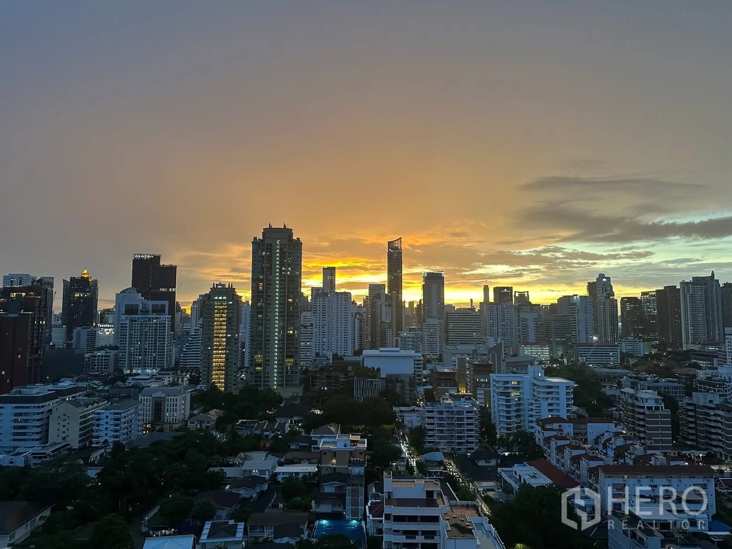 Condominium for rent or sale in Watthana, Bangkok - High-floor sunset city skyline view from the condominium.