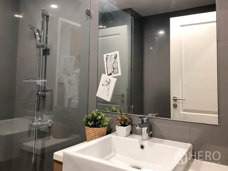 คอนโด ให้เช่าหรือขายในBang Rak, Bangkok - ห้องน้ำสไตล์โมเดิร์น พร้อมตู้ชาวเวอร์กระจก กระจกบานใหญ่ และอ่างล้างหน้าทรงสี่เหลี่ยม