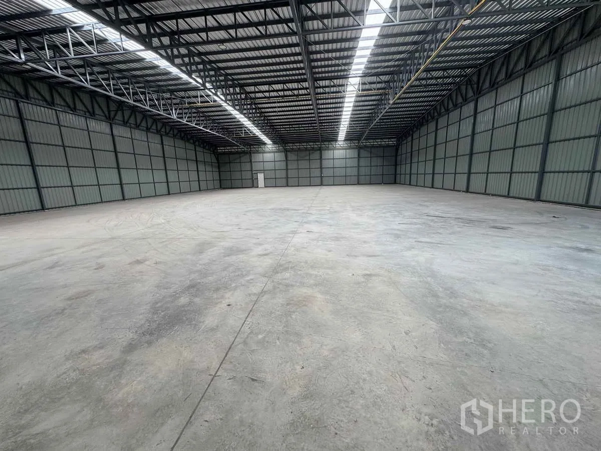 คลังสินค้า ให้เช่าในPak Kret, Nonthaburi - ฮอลล์โกดังโล่งไม่มีเสา รับแสงธรรมชาติจากสกายไลท์บนหลังคา
