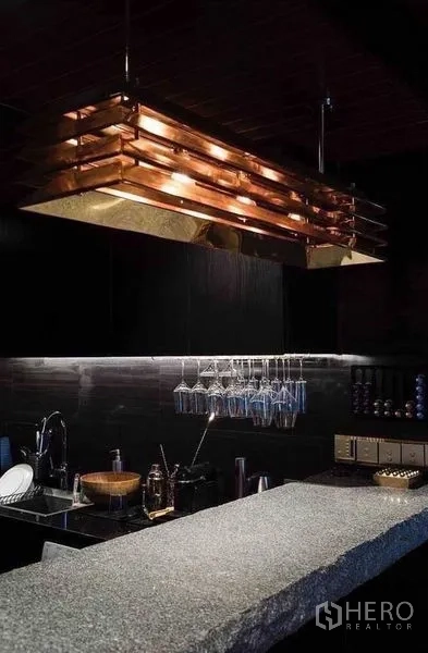 公寓 出租在Watthana, Bangkok - 花岗岩中岛特写，挂杯架与黄铜吊灯