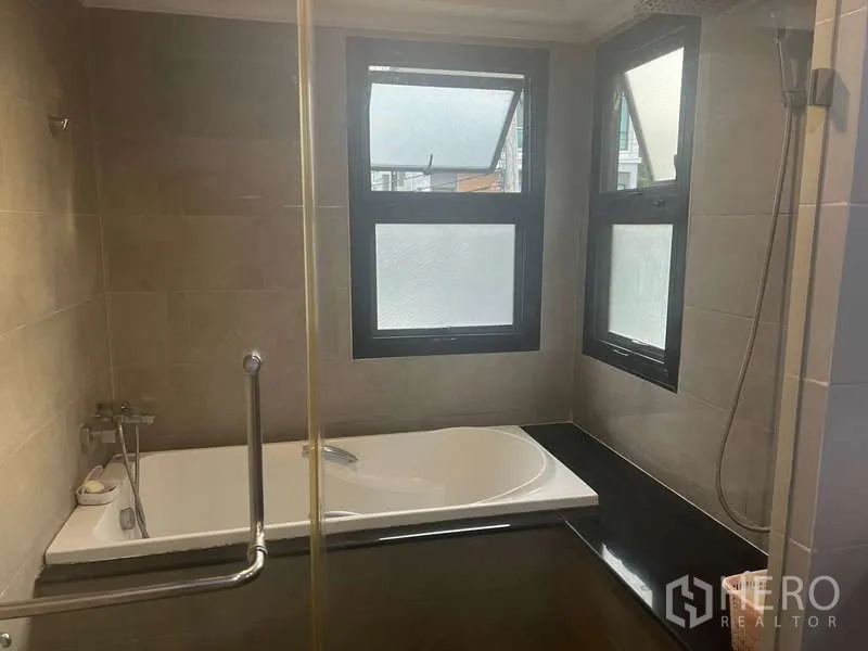 独立式住宅 出租或出售在Prawet, Bangkok - 浴室带浴缸、淋浴隔断与磨砂窗户