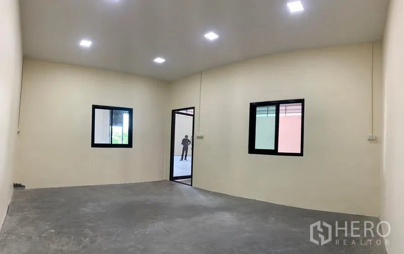 Warehouse for rent in Bang Bo, Samut Prakan - Bright office room inside the warehouse with LED lighting, windows and a concrete floor.