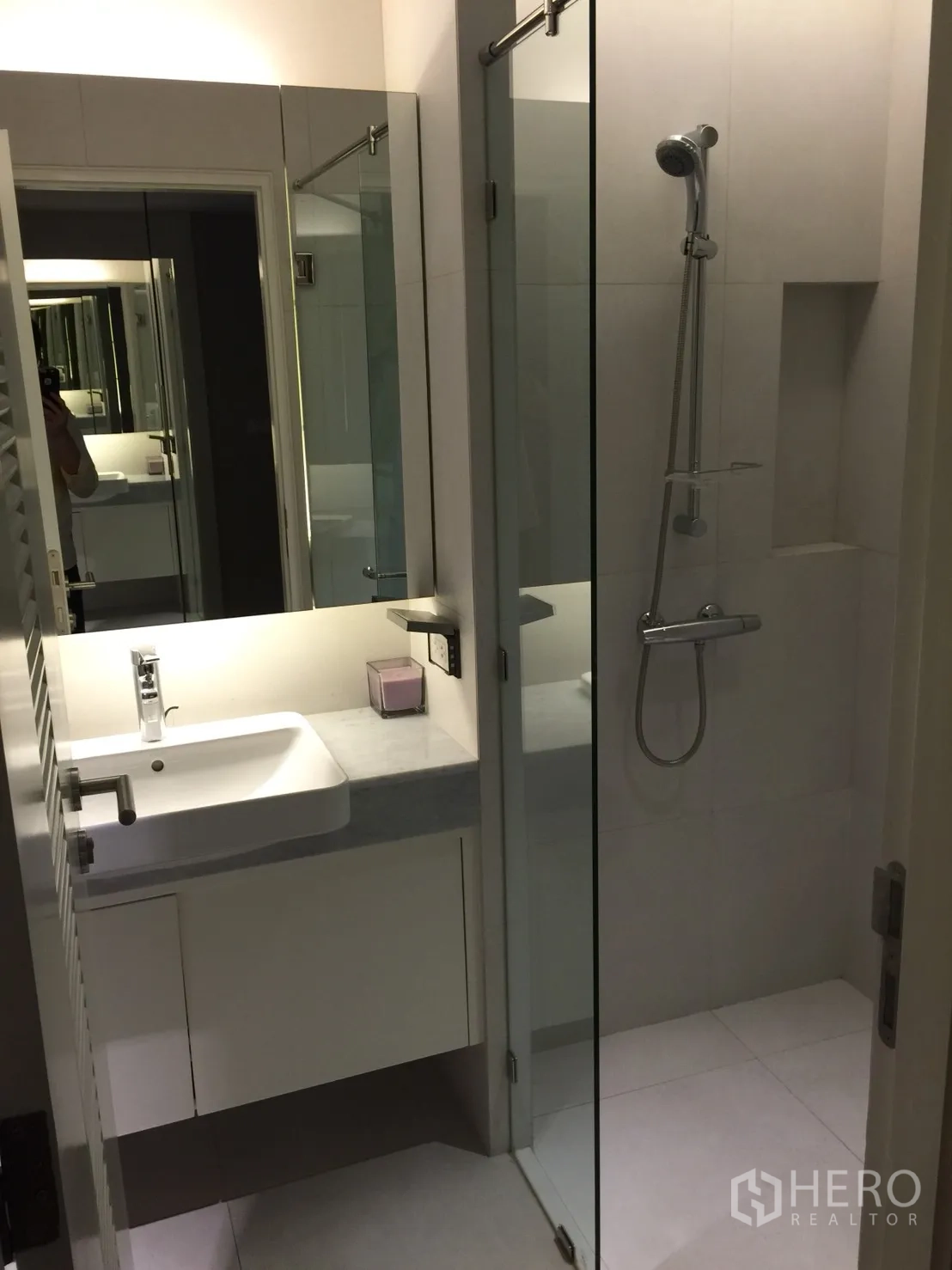 คอนโด ให้เช่าในWatthana, Bangkok - ห้องน้ำสมัยใหม่ พร้อมตู้ฝักบัวกระจกและอ่างล้างหน้าเรียบหรู