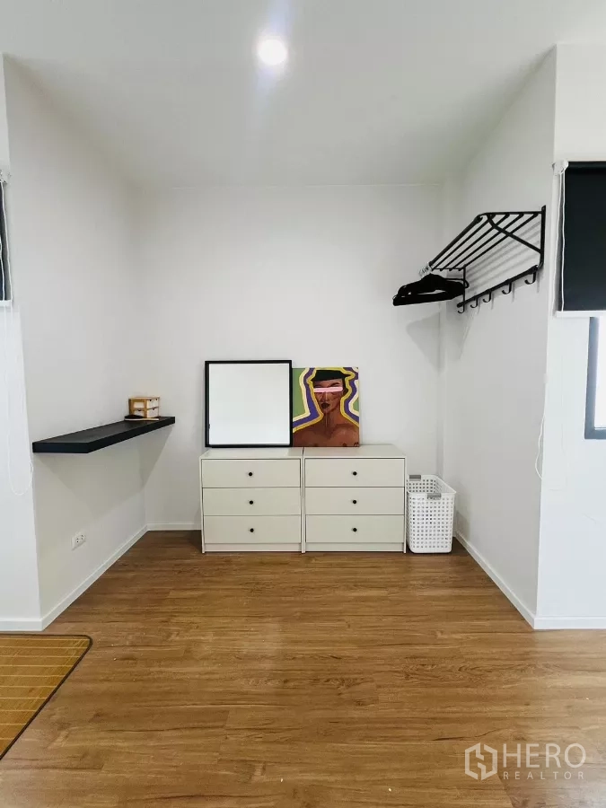 บ้าน ให้เช่าในSaphan Sung, Bangkok - ผนังเก็บของพร้อมลิ้นชักสีขาว ชั้นวาง และราวแขวน.