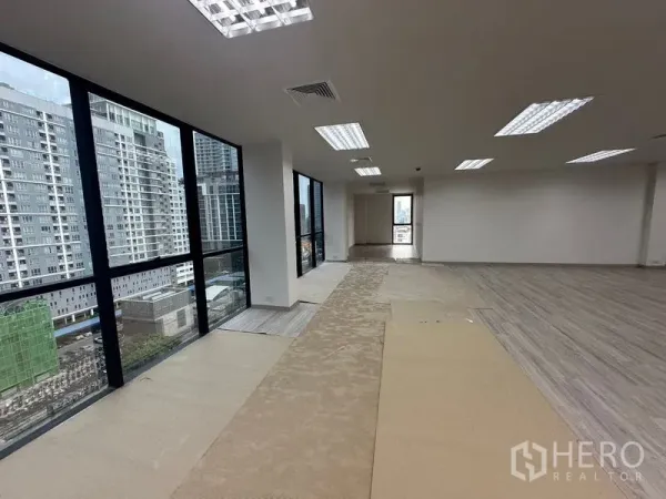 สำนักงาน ให้เช่า - มุมสำนักงานติดกระจกเต็มบาน มีพรมบางส่วน รับแสงธรรมชาติและวิวสกายไลน์