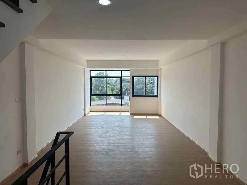 สำนักงานที่บ้าน ขายในBang Yai, Nonthaburi - พื้นที่ชั้นบนกว้าง พื้นลามิเนต หน้าต่างมุมกว้าง มองเห็นต้นไม้