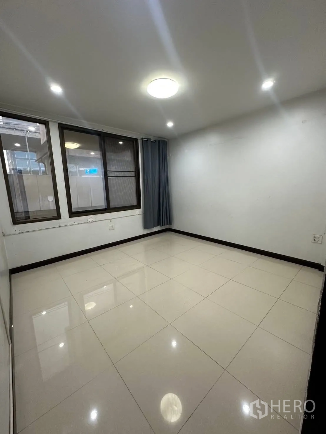 อาคารพาณิชย์ ให้เช่าในChatuchak, Bangkok - ห้องโล่งพื้นกระเบื้อง มีไฟเพดานและหน้าต่างหลายบาน