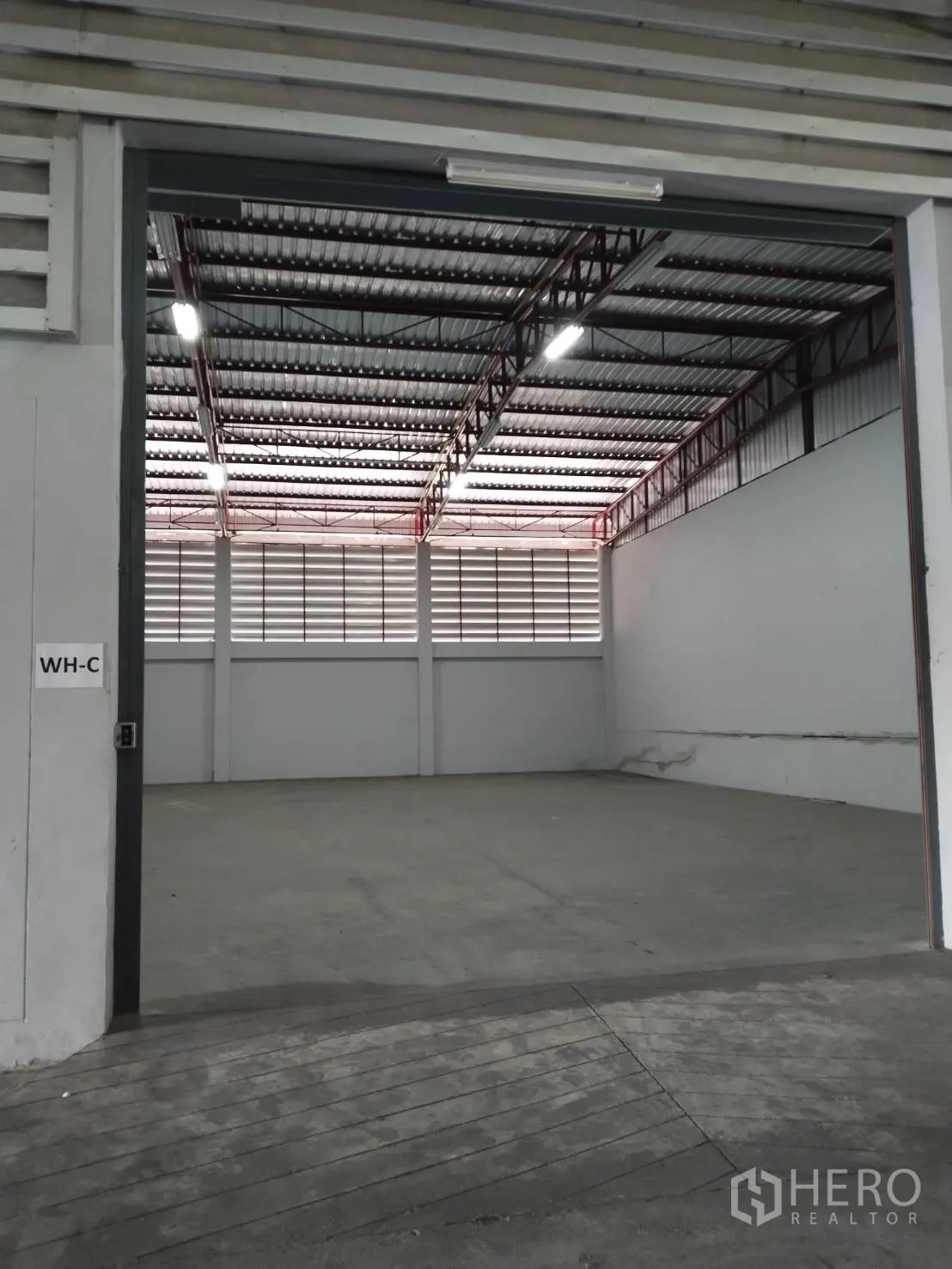 คลังสินค้า for rent in Lat Krabang, Bangkok - โกดังยูนิตป้าย WH-C ประตูม้วน พื้นคอนกรีต และช่องลมระบายอากาศ
